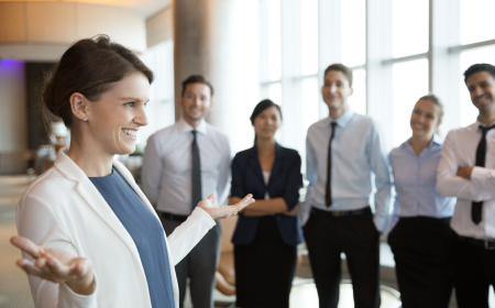 smiling-businesswoman-with-team